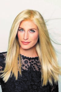 Coupe longue blonde cheveux raides avec raie